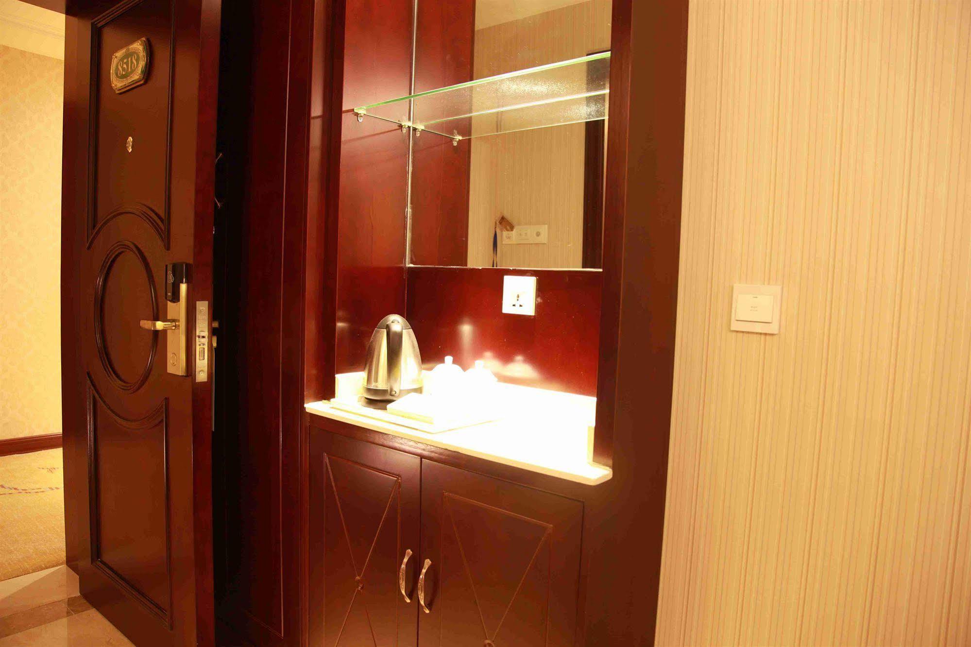 Vienna Hotel Shanghai Pudong Airport Exterior foto
