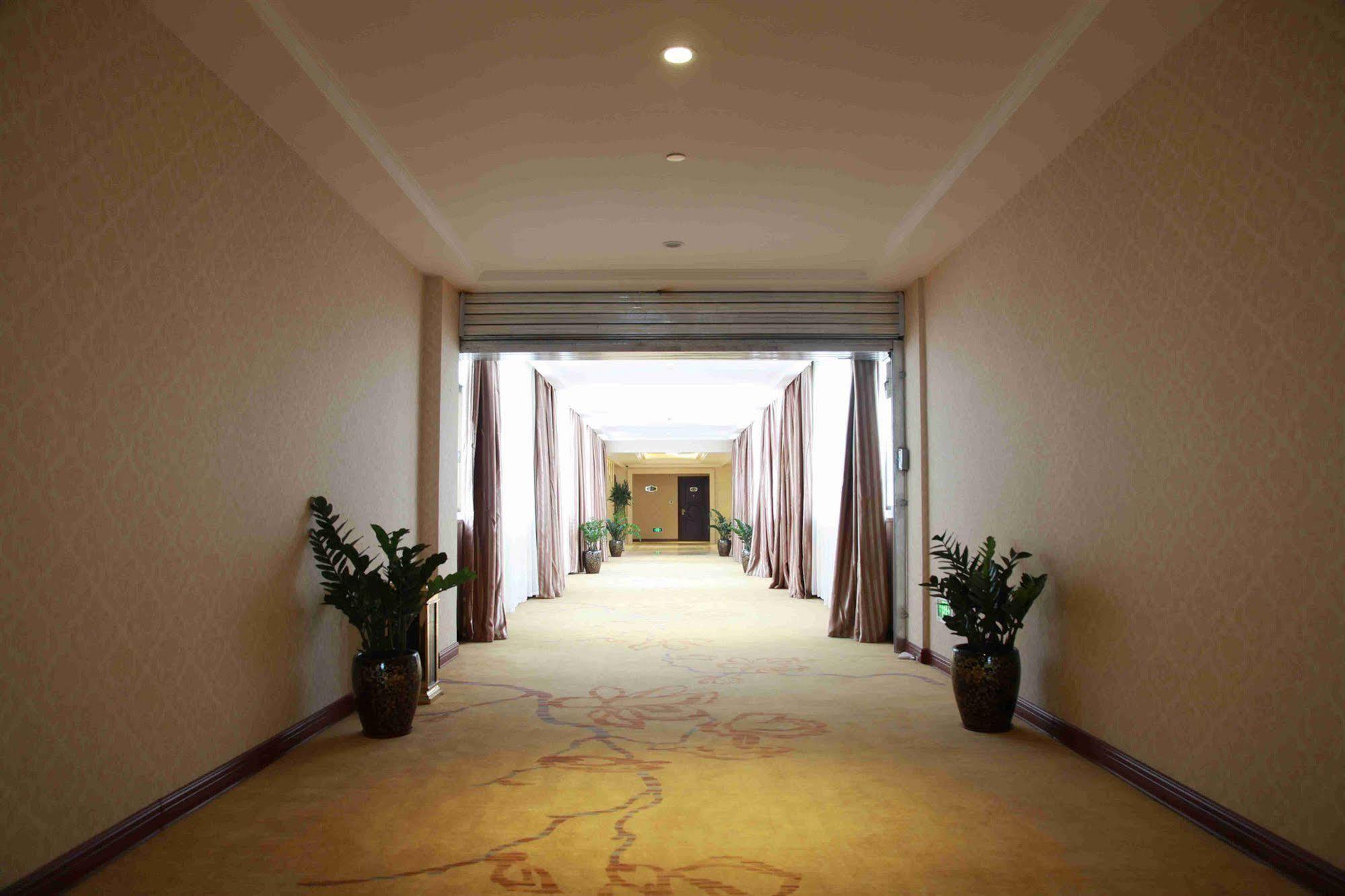 Vienna Hotel Shanghai Pudong Airport Exterior foto